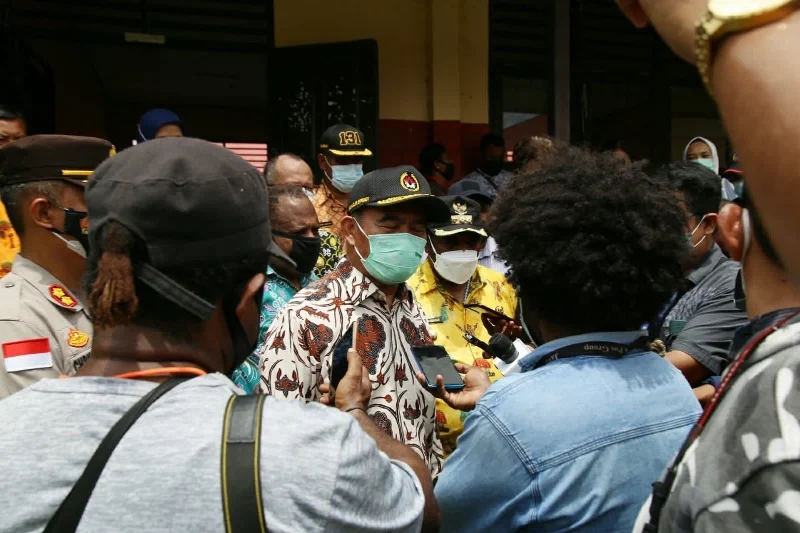 KKB Bunuh Nakes, Menko PMK Minta Fasilitas Kesehatan Papua Diberi Pos Militer