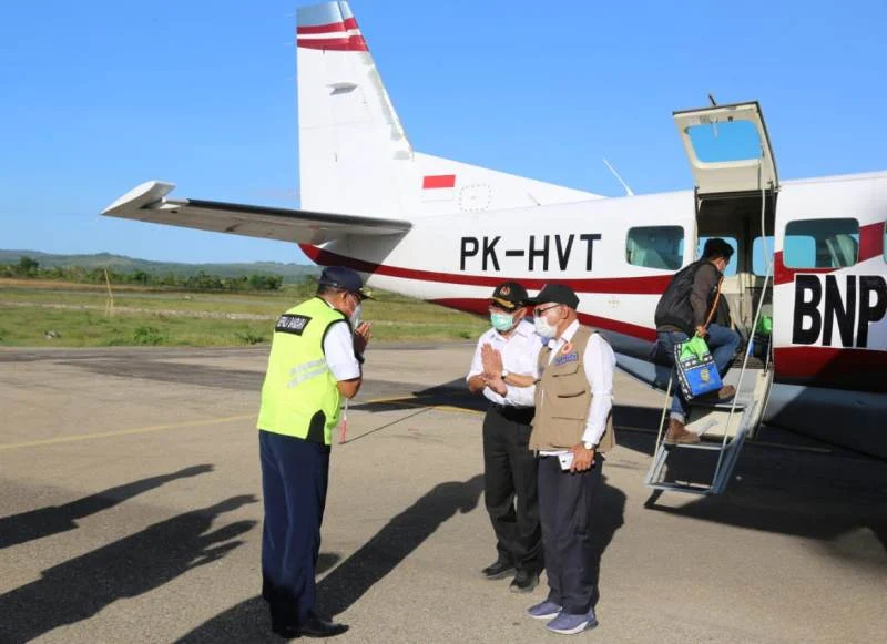 Di Pulau Rote, Menko PMK Serahkan Bantuan ke Korban Badai Seroja