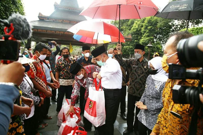 Pembagian Bansos, Menko PMK Pesan Harus Tepat Sasaran