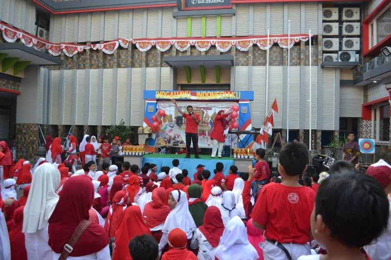 Halaman Sekolah Menjadi Lautan Merah Putih Saat Digelar Jalan Sehat