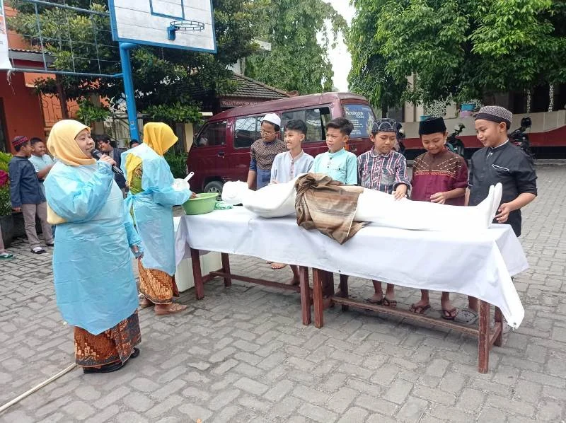 Praktik Merawat Jenazah di SD Muri