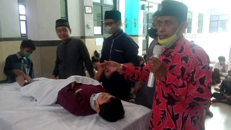 Merawat Jenazah Menutup Acara Baitul Arqam Sekolah Ini