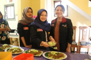 Kenalkan Pola Makan Sehat, Warga Diajari membuat Mi Sayur
