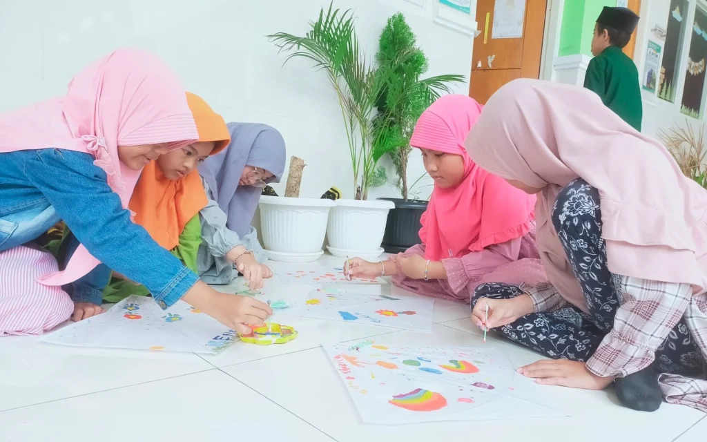 Murid SD Mica Melukis Layang-Layang, Punya Filosofi Mendalam