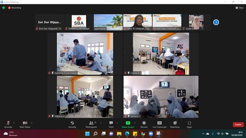 Dua Guru Spemdalas Microteaching saat Akreditasi Sekolah