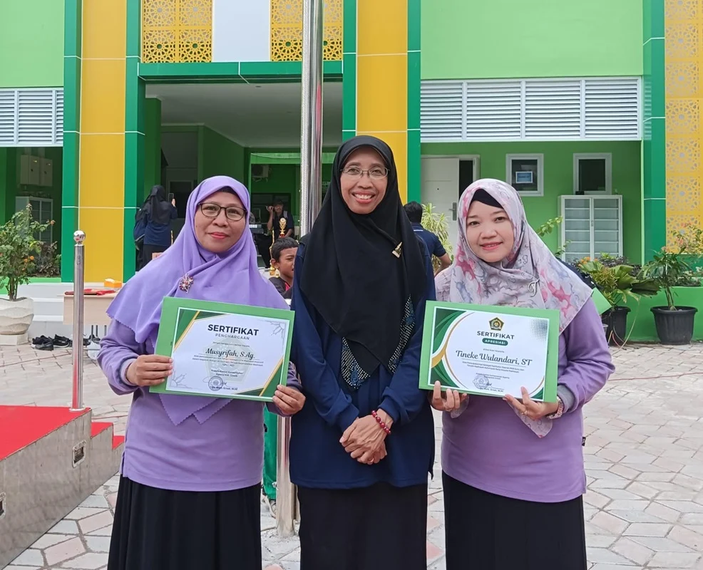 Guru dan Kepala Mimdaka Menerima Penghargaan dari Kemenag Gresik