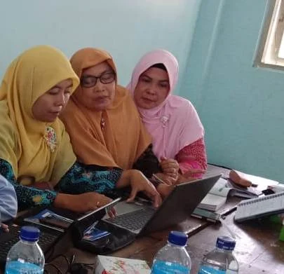 Beginilah Bingungnya ketika Guru Senior Tidak Mau Dibezuk
