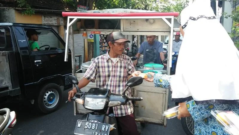 Rayakan Tahun Baru, Siswa Kumpulkan Kue Dibagikan ke Masyarakat