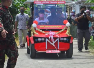 Mobil Tenaga Surya Ini Bikin SMKM Watulimo Makin Populer