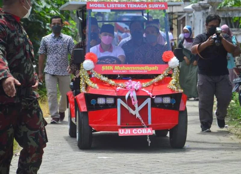 Mobil Tenaga Surya Ini Bikin SMKM Watulimo Makin Populer