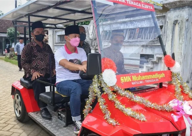 Mobil Listrik SMKM Watulimo Diluncurkan di Pengajian, Bupati Langsung Beli