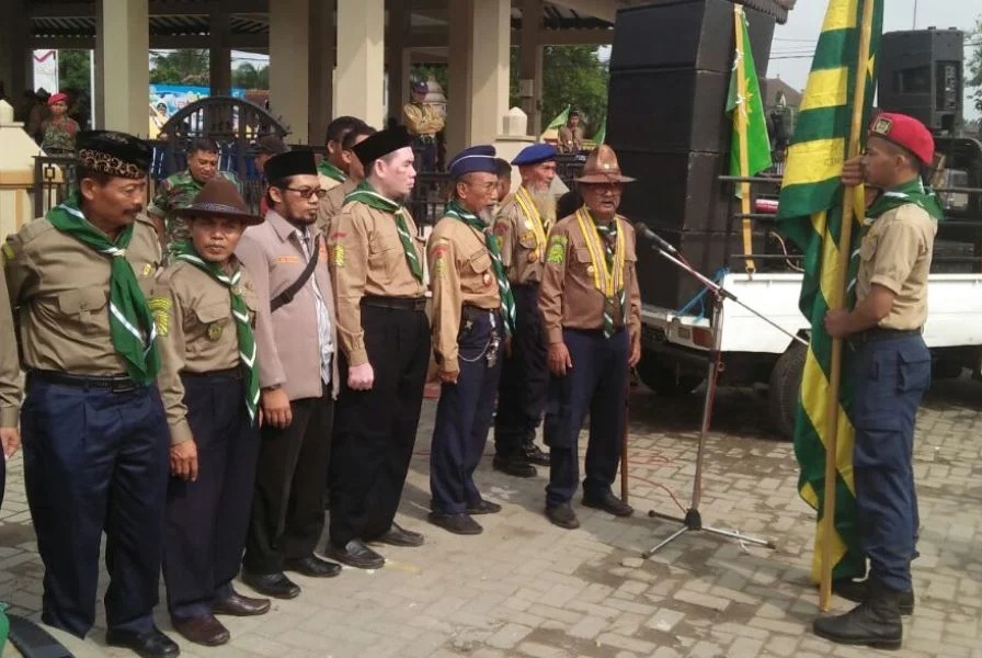 Sudah Berusia 77 Tahun, Tetap Sigap Pimpin 3.200 Peserta Apel Akbar di Lapangan Terbuka