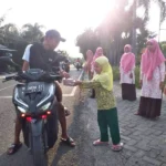 Ramadhan Ceria Anak-Anak Berbagi Takjil di Mojopetung