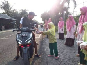 Ramadhan Ceria Anak-Anak Berbagi Takjil di Mojopetung