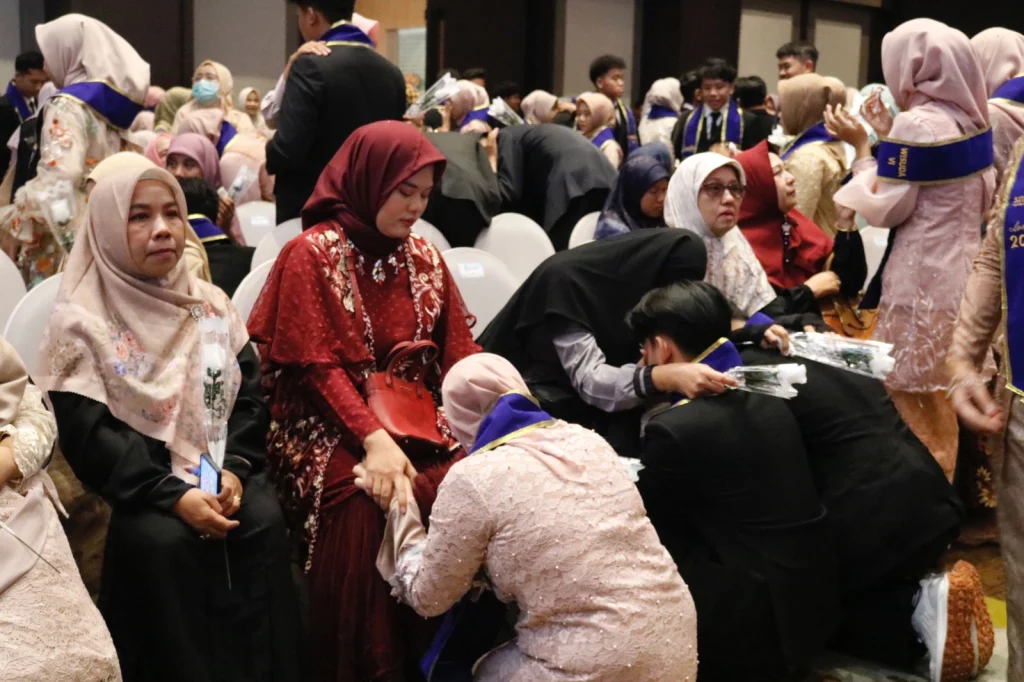 Surprise Emosional di Wisuda Smamio, Persembahan Spesial Siswa untuk Orang Tua