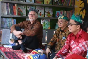 Pakai Udeng Sidoarjo, Beginilah Penampilan Mr Mark Heyword