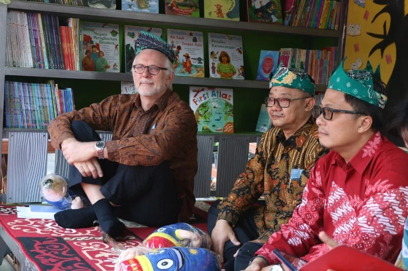 Pakai Udeng Sidoarjo, Beginilah Penampilan Mr Mark Heyword