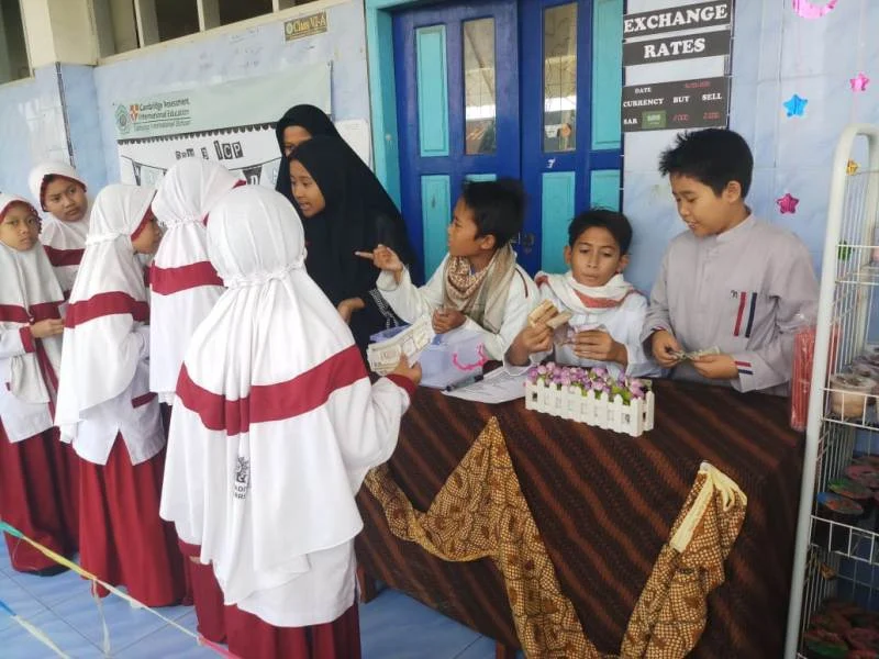 Ada Money Changer di Sekolah, Beli Kue Pakai Riyal