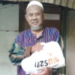 Muadzin Ini  Terharu ketika Petugas Lazismu Mendatangi Rumahnya