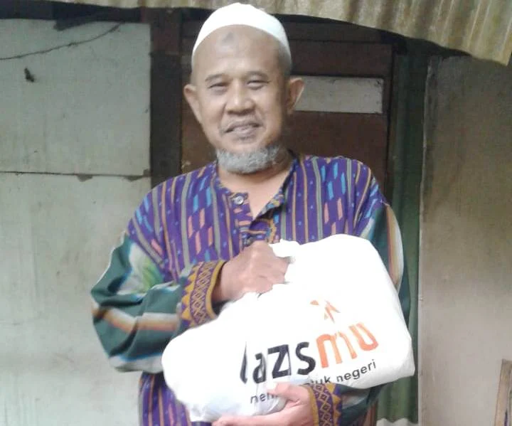 Muadzin Ini  Terharu ketika Petugas Lazismu Mendatangi Rumahnya