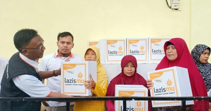 Lazismu dan Yayasan Al Maun Serahkan Bingkisan Lebaran di Kampung Mualaf