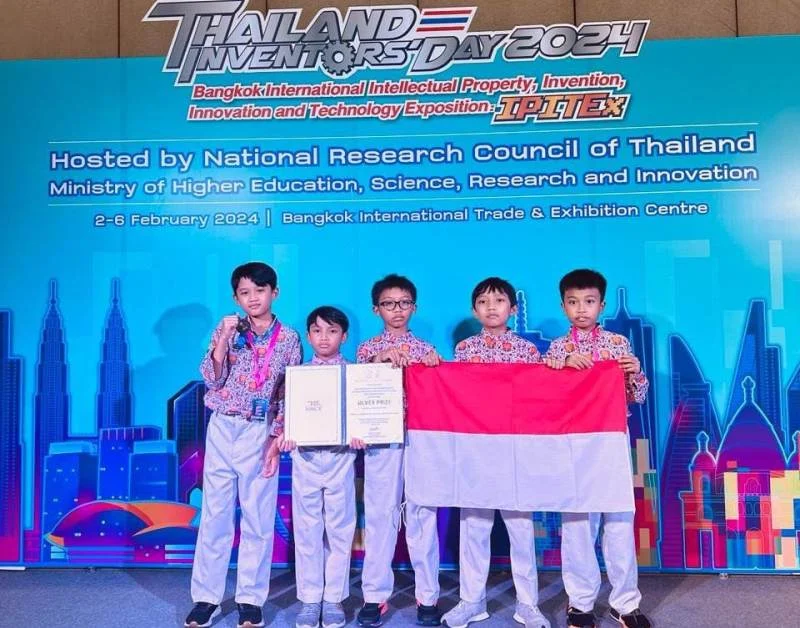 Scientist Boys Mudipat Bikin Sepatu Pintar, Raih Perak di Thailand