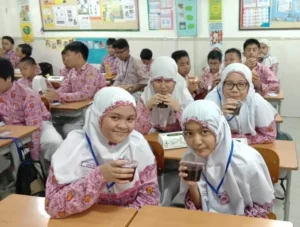 Di Sekolah Ini Ada Tradisi Nikmati Teh Hangat dan Kue sebelum Ujian