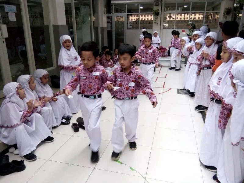 Modifikasi Lomba Balap Kelereng Ini Makin Asyik Seru dan Unik