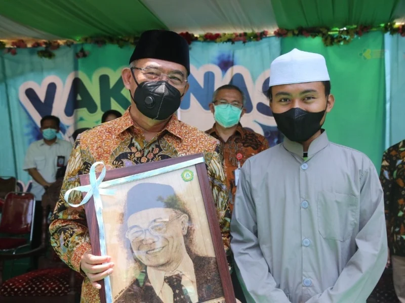Datang ke Pesantren, Menko Muhadjir Baca Shalawat Raqqat Aina