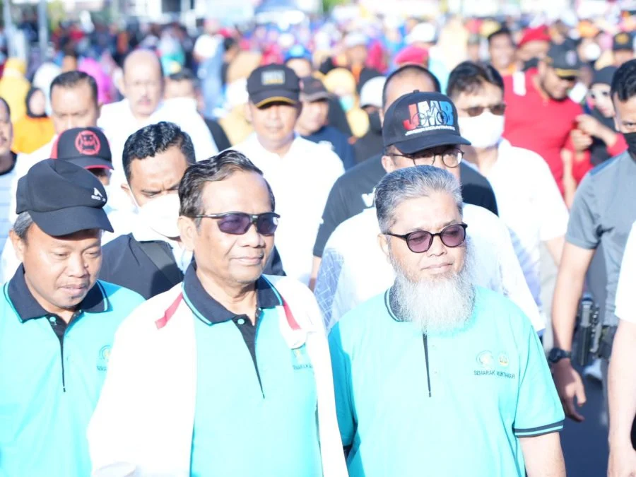 Mahfud MD Jalan-Jalan Sehat bersama Warga Muhammadiyah Jember