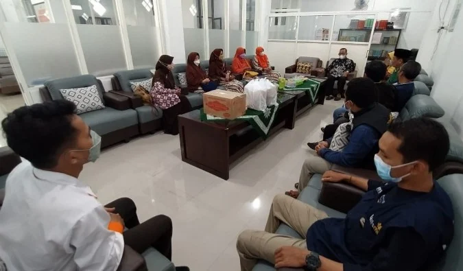 Muhammadiyah Ponorogo Kirim Mobil Logistik ke Lumajang