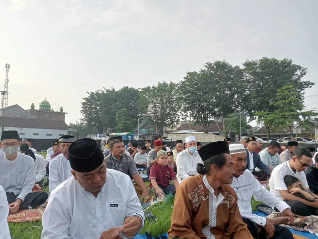 Ratusan Jamaah Shalat Idul Fitri di Stadion Brawijaya Purwoharjo