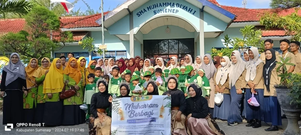 Dengan Pakaian Unik, Siswa SMUTU Sumenep Berbagi Nasi
