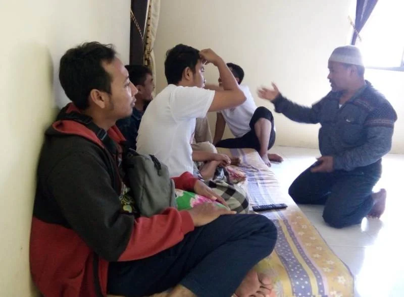 Seru! Bezuk Guru Sakit Berubah Jadi Diskusi Pemilu