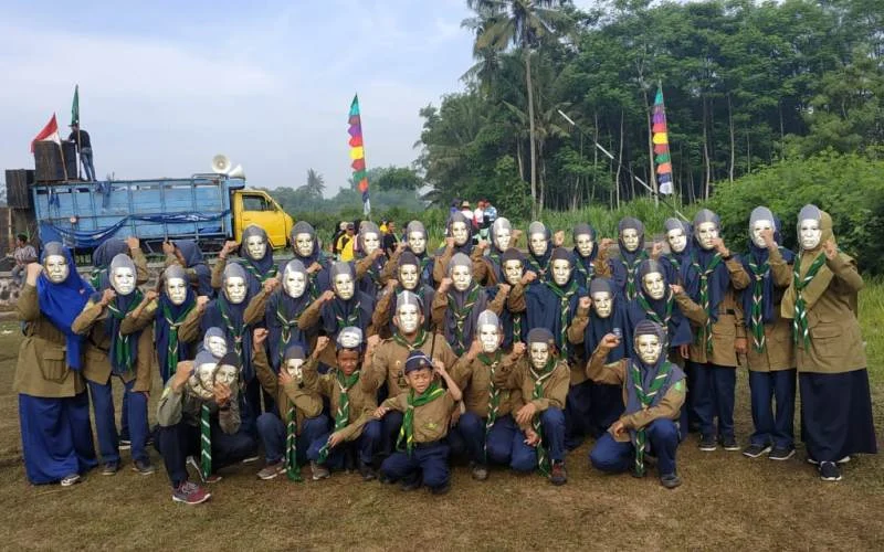 Saat Apel Milad, Rombongan Ini Menarik Perhatian dengan Topeng Kasman Singodimedjo