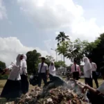 Berbekal Kantong Plastik Hitam dan Sapu, Para Pelajar Muhata Berjamaah Serbu Alun-Alun