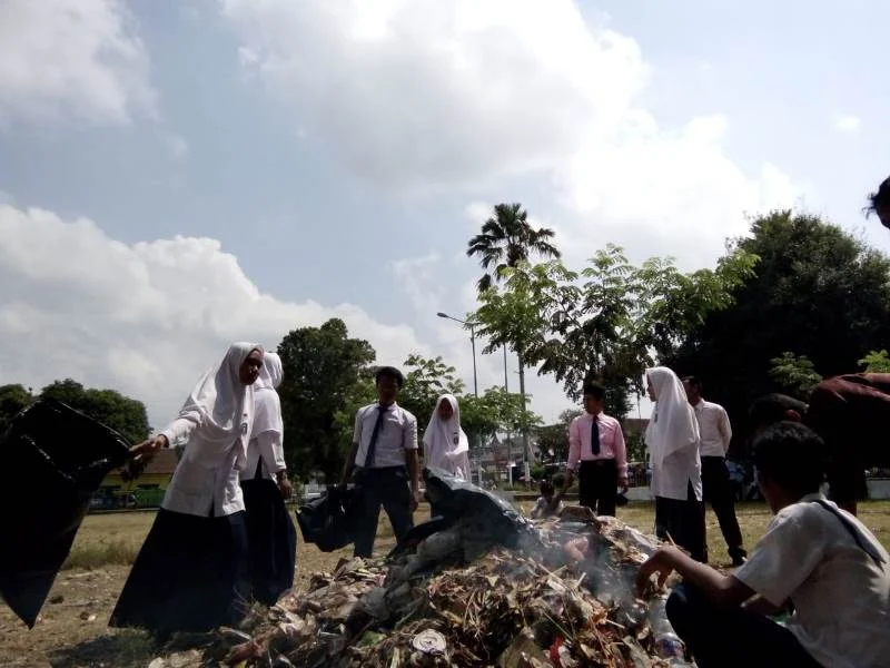 Berbekal Kantong Plastik Hitam dan Sapu, Para Pelajar Muhata Berjamaah Serbu Alun-Alun