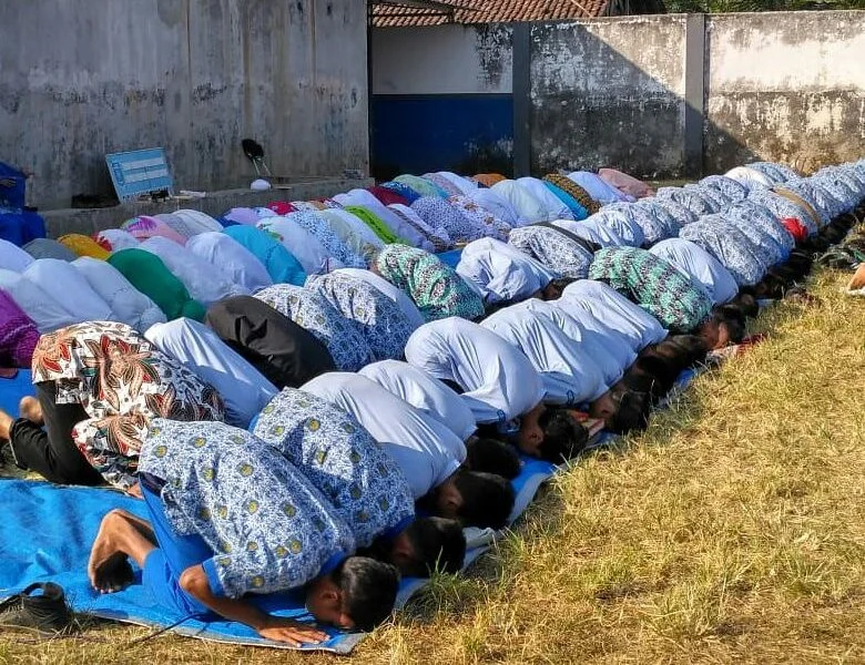 Belum Ada Masjid, Halaman Belakang Sekolah Pun Bisa Dipakai Shalat Berjamaah