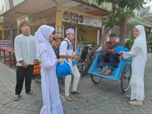Baitul Arqam SD Muhlas Bagikan 104 Paket Sembako