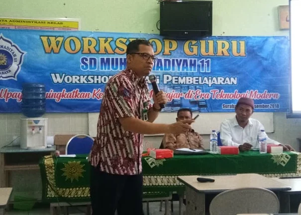 Kandidat Doktor dari Jepang Membuka Raker Guru di Sekolah Ini