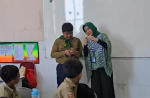 Menghitung Uang ala Teller Bank Diajarkan di Sekolah Ini