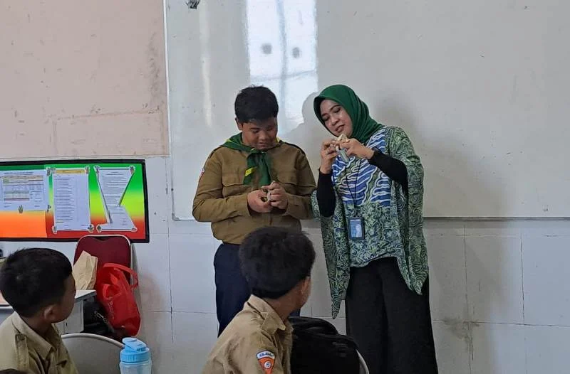 Menghitung Uang ala Teller Bank Diajarkan di Sekolah Ini