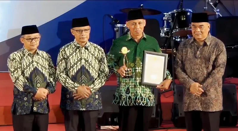 Dirikan 29 Sekolah, Mukardi Terima Muhammadiyah Award
