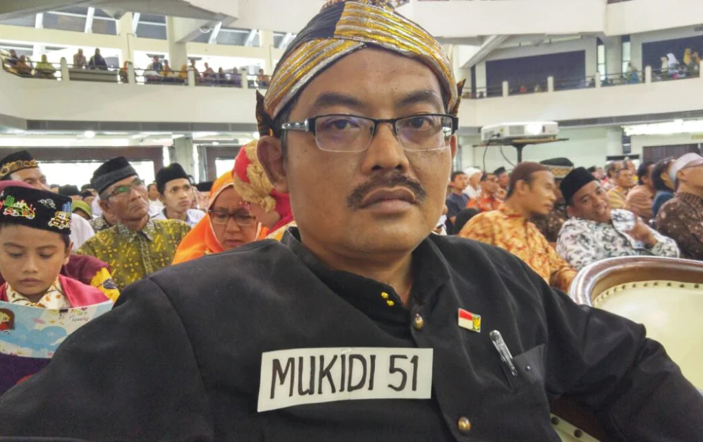Saat Mukidi Menghibur Prof Amien Rais