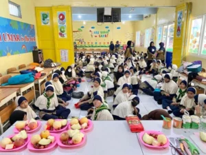 Membuat Salad Buah, Murid Jadi Ceria