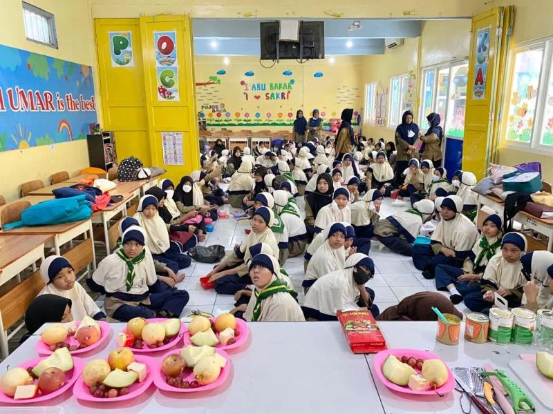Membuat Salad Buah, Murid Jadi Ceria
