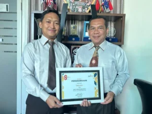 Menulis Itu Hobi, Juara Itu Bonus
