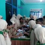 Teras Sekolah Berubah Jadi Pasar Dadakan yang Hiruk Pikuk Kayak Gini