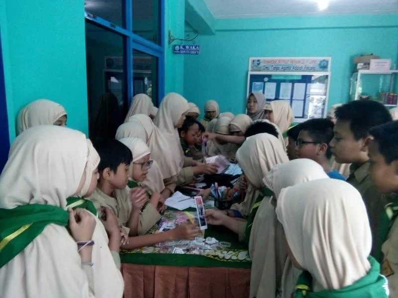 Teras Sekolah Berubah Jadi Pasar Dadakan yang Hiruk Pikuk Kayak Gini