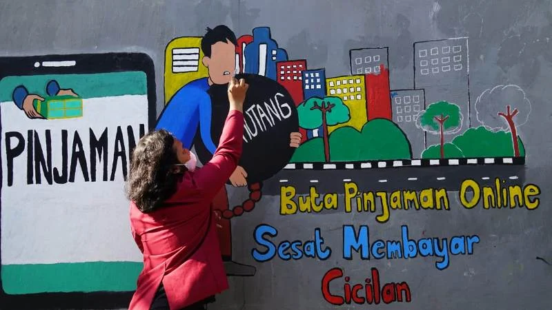 Kampanye Bahaya Pinjol, Mahasiswa UMSurabaya Bikin Mural